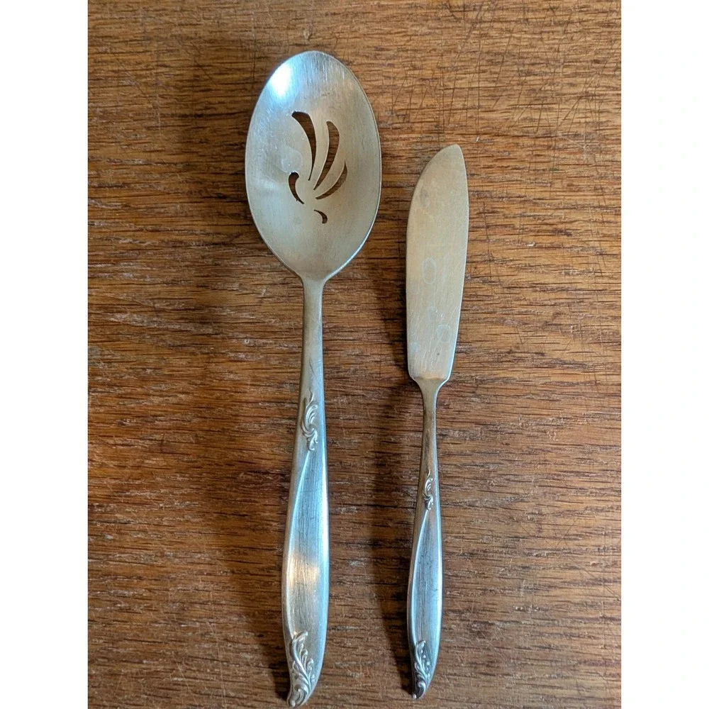 Holmes Edwards Deepsilver Silver Fashion Pierced Spoon and Butter Knife Set 1956